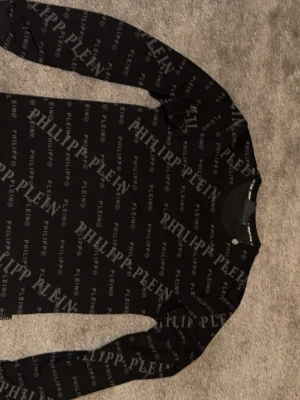 Philipp plein tröja. - En snygg philipp plein tröja i svart som lyfter upp din outfit! Den är knappast använd. Kan gå ner i pris vid snabb affär