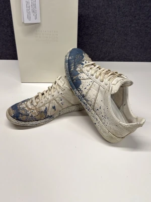 Maison margiela - Ett par stilrena maison margiela med blå färg på tån. Nypris 7000-8000kr. Skriv för frågor.