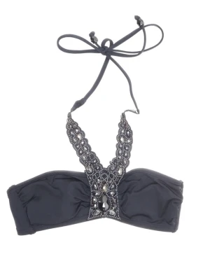 Grå bikiniöverdel med pärldetaljer - Snygg grå bikiniöverdel med halterneck och dekorativa pärlor och stenar framtill. Halterneck med knäppe i bak. Strlk 34, säljer på grund av att jag hade noll koll på vilken storlek jag egentligen borde köpt och kupan var för liten för mig