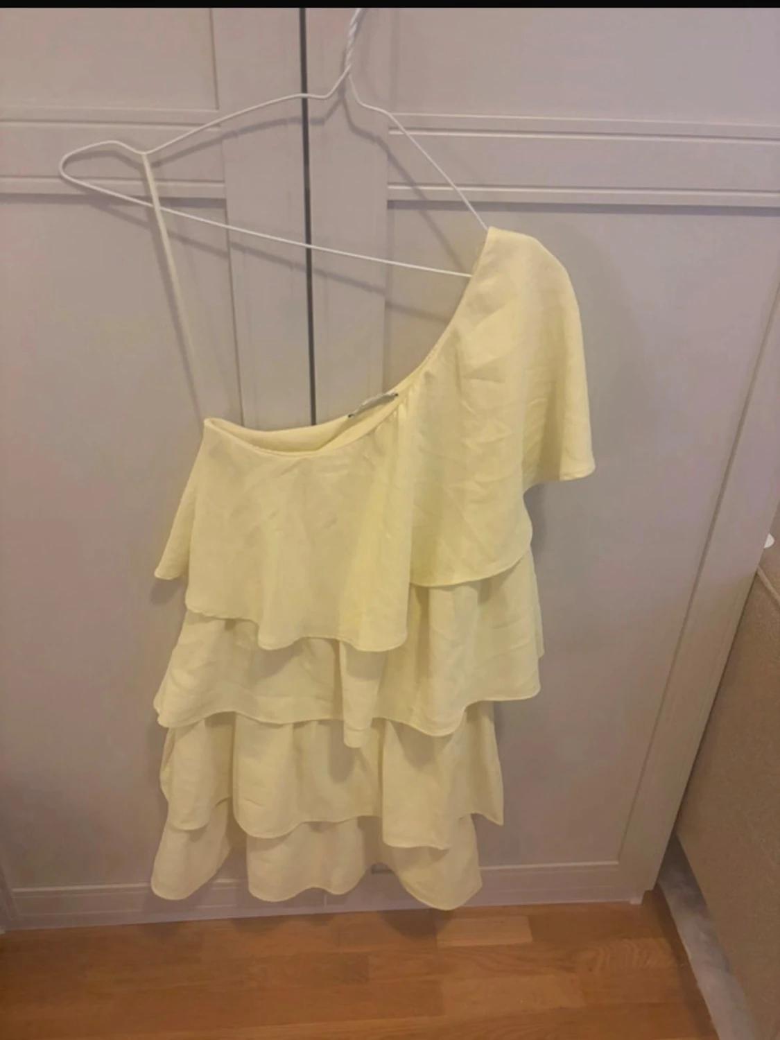 Gul volangklänning  - 2