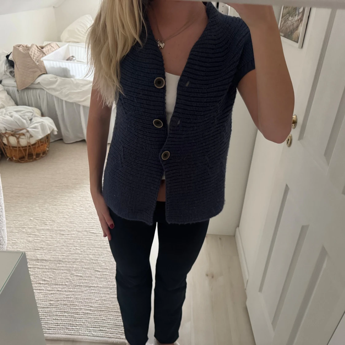 Mörkblå stickad kofta med knappar