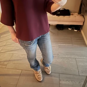 Lågmidjade bootcut jeans❤️ - Säljer mina blåa lågmidjade jeans nu då dom börjar bli lite för små❤️ dom är bra skick och har finta slitningar och fina ditaljer❤️