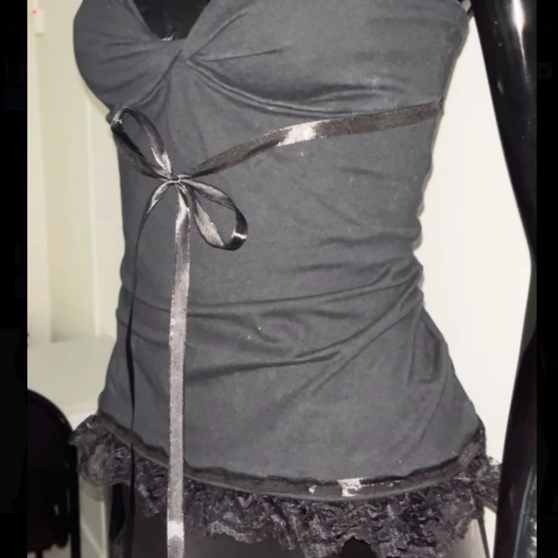 Svart linnetopp med rosett och spets - 4