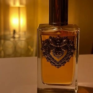 Dolce & Gabbana exklusiv parfym - Lyxig parfym från Dolce & Gabbana med unik hjärtdekor på flaskan. Doften devotion! Fick den I present och har redan denna sen tidigare så väljer att sälja!                                TOPP Doften öppnar med lockande gourmandnoter av kanderad citrus.  HJÄRTA En strålande friskhet av apelsinblomma finns i hjärtat.  BAS Den varma och sensuella touchen av vanilj från Madagaskar transporterar sinnena till en söt och sofistikerad destination.