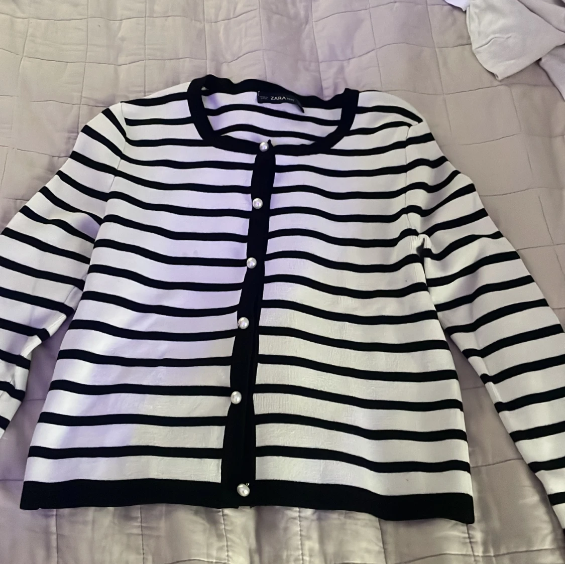 Randig kofta från Zara med pärlknappar