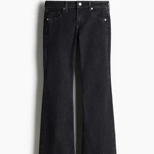 Svarta bootcut jeans med dragkedja - Snygga svarta jeans med bootcut passform. Dem är upp sprättade där nere som en snygg detalj. Använda endast 2 gånger nypris 230