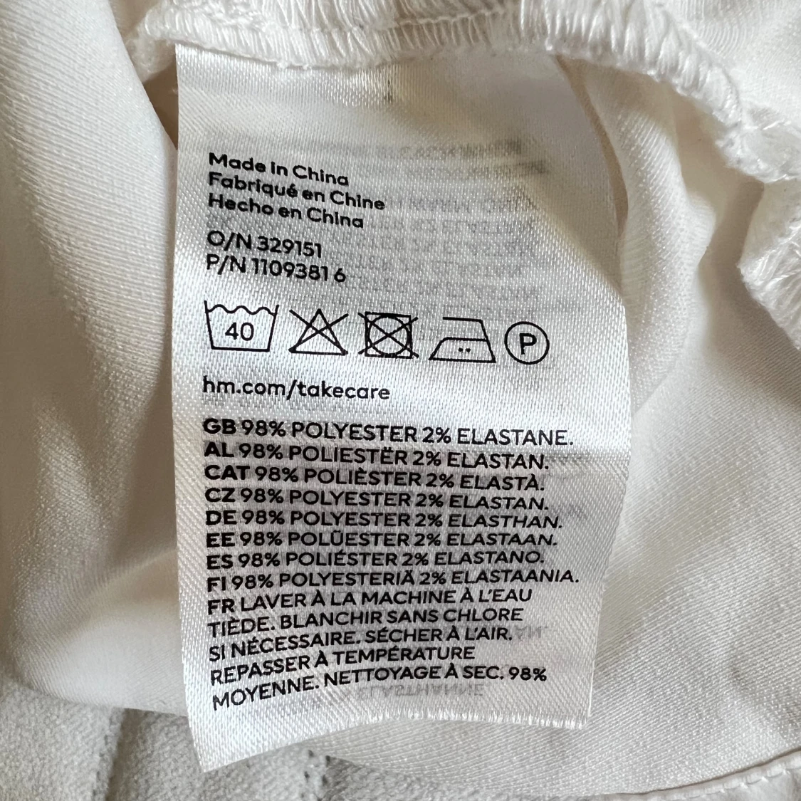 Vit/cremevit v-ringad volangblus HM - 4