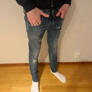 Replay anbass 29/32 - Nu säljer vi ett par riktigt feta Replay anbass i storleken 29/32! Skick:10/10! För mer info,bilder eller priser, så är det bara att höra av sig!