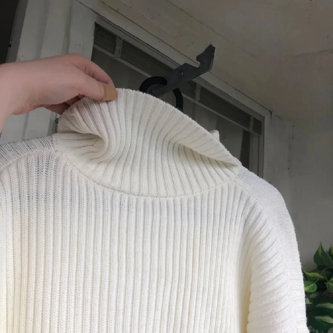 Vit ribbad polotröja i stickat material - 1