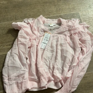Säljer blus  - Blusen var blivit kort för min dotter så jag väljer o sälja den för 240 den har används 1 gång 