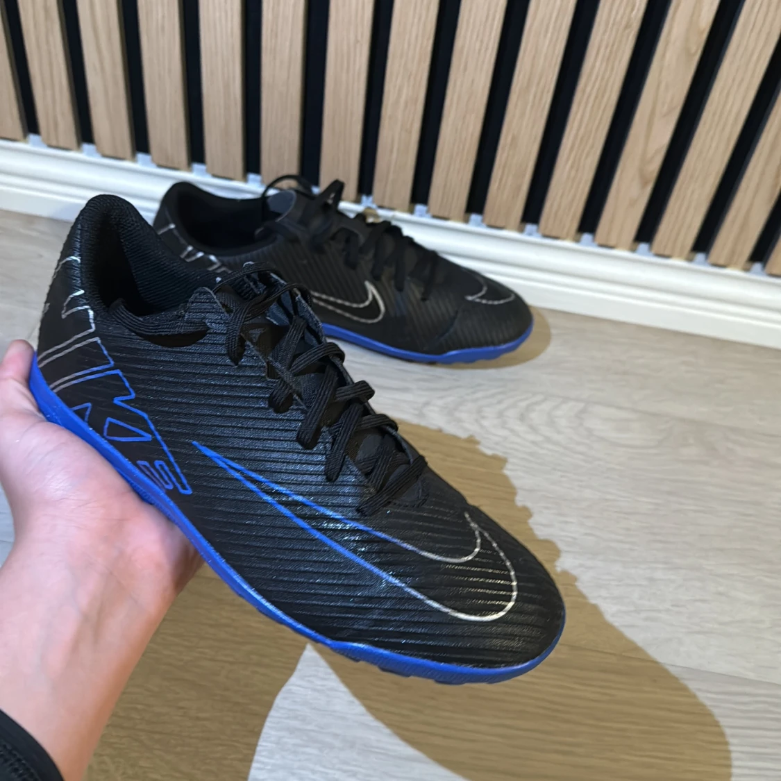 Svarta Nike fotbollsskor med blå sula - 1