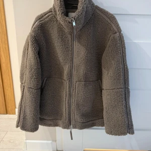 Teddyjacka - Så snygg teddyjacka! Stor i storlek 