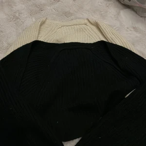 Svart och vit omlottstickad kofta - Sälja i paket tillsammans!Säljer en snygg stickad kofta i svart och vitt med omlott-design. Koftan har grovstickad struktur och långa ärmar. Perfekt för lager-på-lager och ger en cool kontrastlook. Passar dig som gillar stilrena och trendiga plagg.