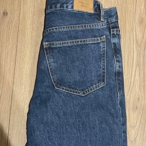 Mörkblå raka jeans från Perfect Jeans - Snygga mörkblå jeans från Perfect Jeans med klassisk femficksdesign och raka ben. Jeansen har normal passform och är tillverkade i slitstarkt denimtyg med kontrastsömmar. 