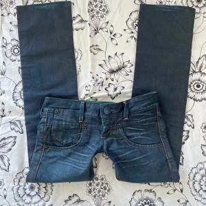 Ultra lowwaisted jeans - Supersnygga 00’ low waisted jeans, köpta på plick men typ aldrig använda av varken mig eller tidigare ägaren💕                                                                 Mått: Midja: 38 cm Gren: 17,5 Innebenslängd: 75 cm💕