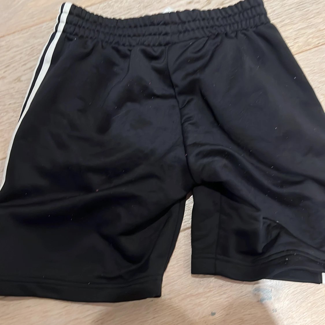 Svarta Adidas shorts med vita ränder - 1