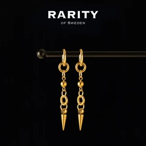 Bold Spike Earring - Gold: Guldiga spike-örhängen med nitar  - Otroligt snygga örhängen med nitar i rostfritt stål!! Örhängena är i fin guldig färg och passar så bra för att piffa upp en outfit och lägga till en extra detalj🪽Likt alla andra våra smycken tål dessa örhängen vatten och håller sitt glans länge!! Vid frågor eller funderingar - välkommen att skriva till oss🪽