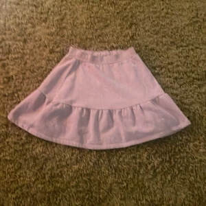 Grå mjukiskjol - Supersöt grå kortkjol som jag köpte från ellos med volang nertill. Kjolen har en mjuk och skön känsla, perfekt för dig som gillar en feminin och trendig stil. Resår i midjan för extra komfort och snygg passform.