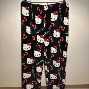 Hello Kitty byxor XL - Hej säljer ett par svarta Hello kitty byxor i storlek XL  Jag säljer enskilda eller flera stycken tillsammans med bra pris! Se min profil för flera olika sorter
