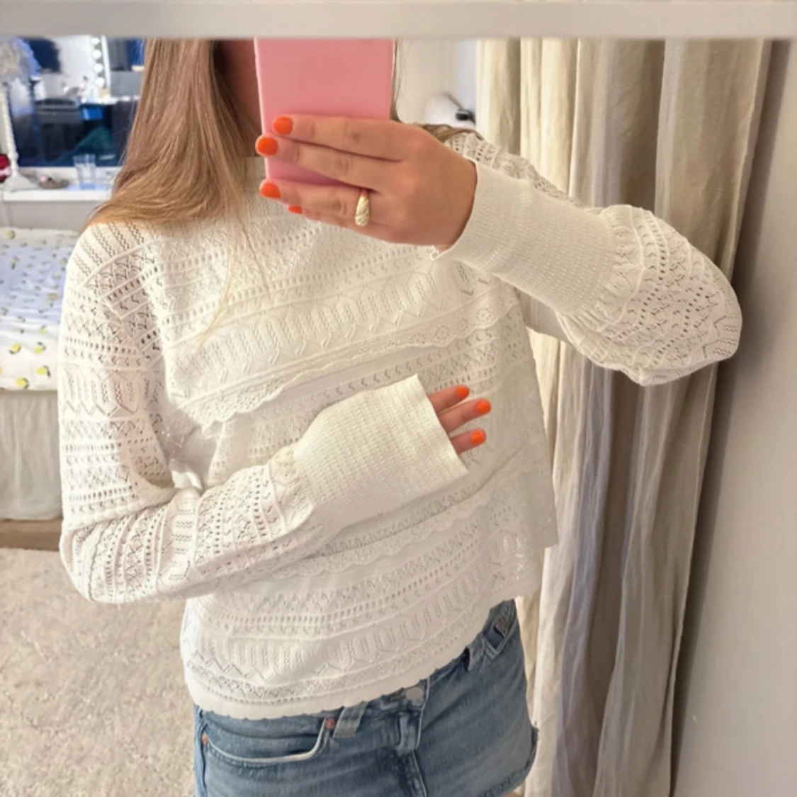 Vit spetsstickad långärmad tröja