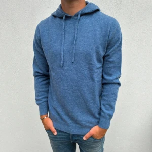 Kashmir/merino hoddie - Mycket bra skick,knappast använd och snygg hör av dig vid funderingar, bilderna tagna av han jag köpte av  