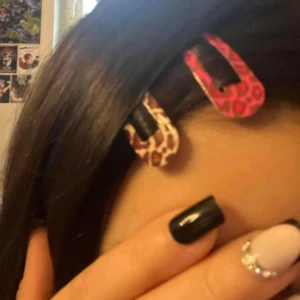 Diadem med leopard- och hjärtmönster - Två snygga hårspännen i diademstil, ett med leopardmönster i brunt och beige och ett med rosa hjärtmönster. Perfekt accessoar för att ge din look en extra edge och färgklick.