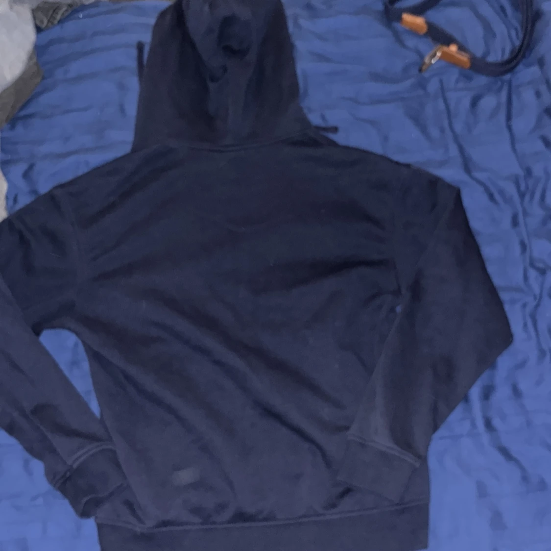 Mörkblå hoodie med dragkedja och huva - 1