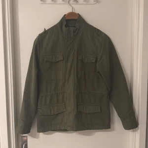 Field jacka pepe jeans - Snygg jacka från pepe jeans med tryck där bak storlek 164/14 år med passar från 160/170