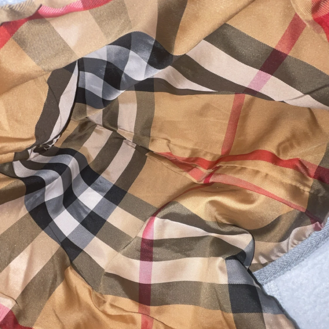 Grå Burberry hoodie med rutig huva - 2