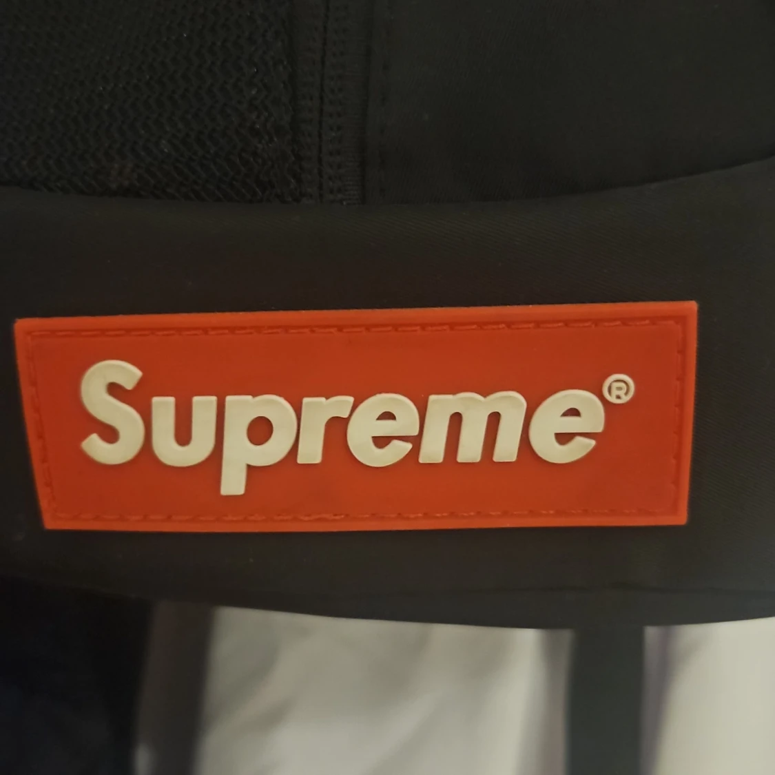 svart ryggsäck med logga - 2