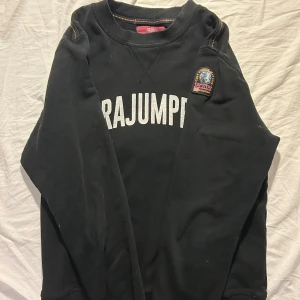 Svart fleece-tröja från Parajumpers  - Hej, säljer nu denna parajumpers tröja då den inte används längre, tröjan är i bra skick och storlek XS, pris kan diskuteras vid snabb affär, mvh Eric