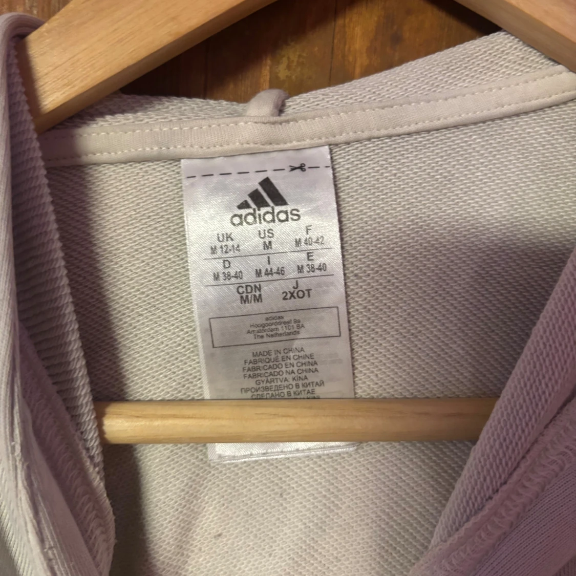 Ljusgrå hoodie från Adidas med logga - 1