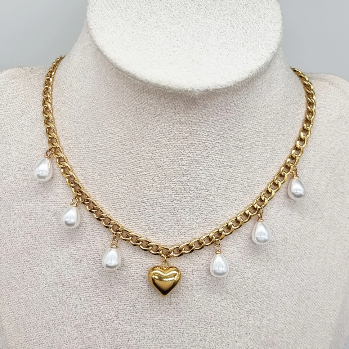 Guldhalsband med pärlor och hjärta