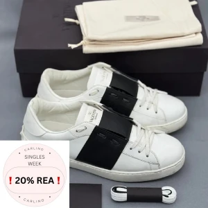 Valentino Open | 41 - Valentino Open sneakers | Grymt skick! | Original box, dustbag, kort samt extra skosnören ingår | INGA BYTEN | Fraktar spårbart eller möts upp i Täby 