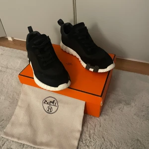 H skor  - Säljer mina helt nya h skor i perfa skick. Box och dust bag medföljer, skriv vid intresse.