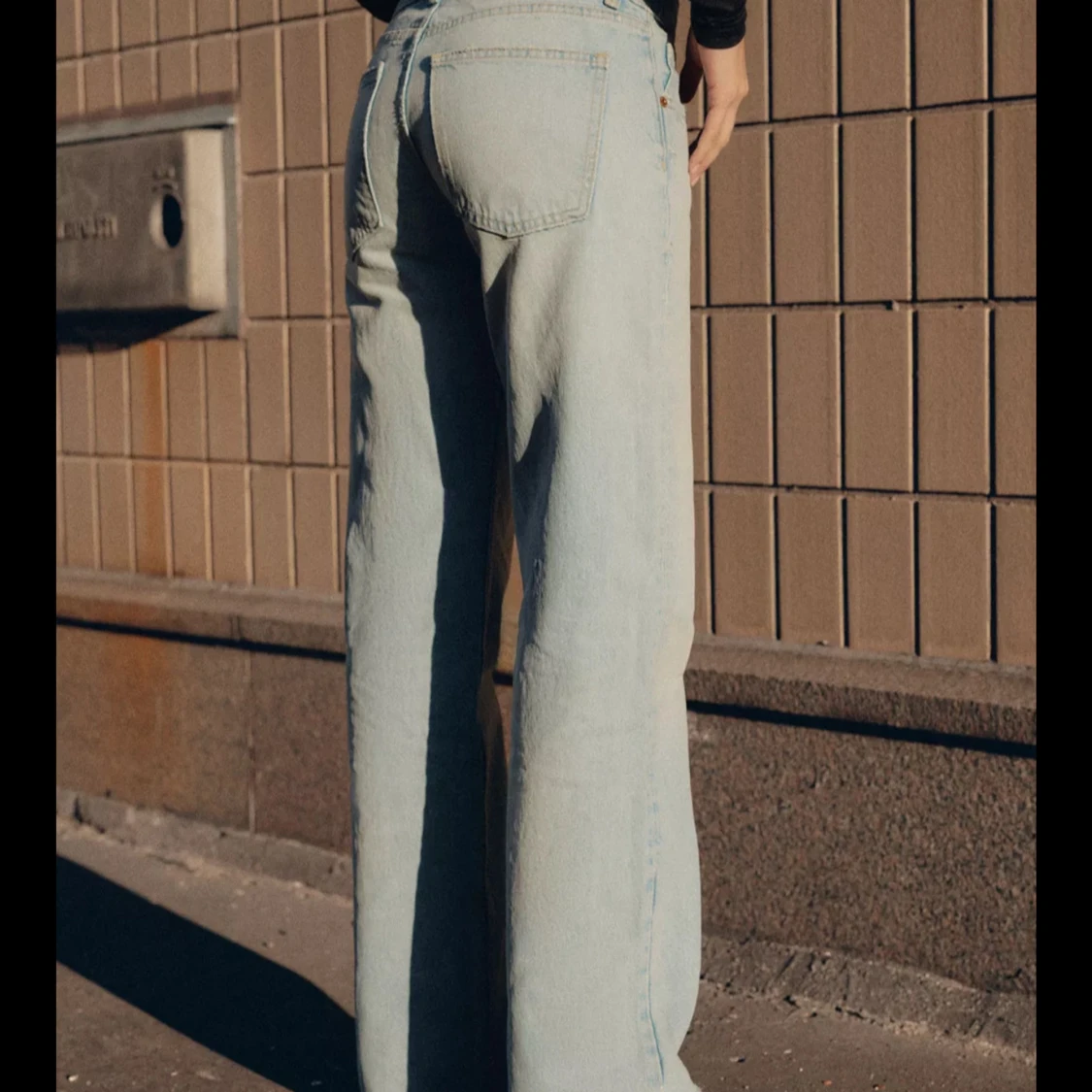 Ljusblå low wide jeans ifrån Zara - 1