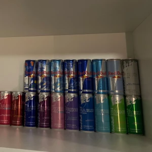 Redbull samling - Säljer dem mesta smakerna på redbull i gott skick. Några enstaka burkar saknas. Finns fler dom inte syns på billden