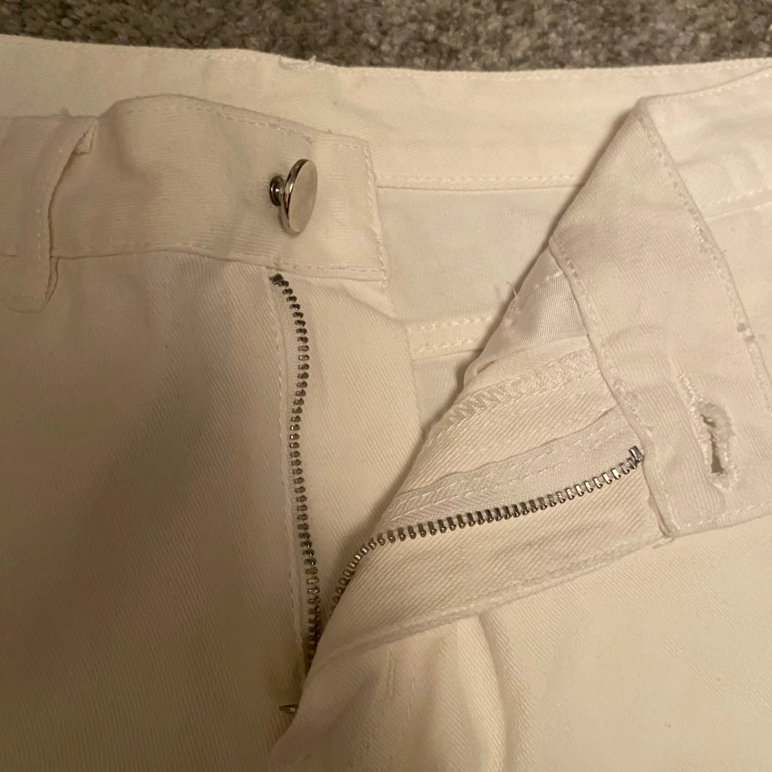 Vita raka jeansbyxor med dragkedja - 3