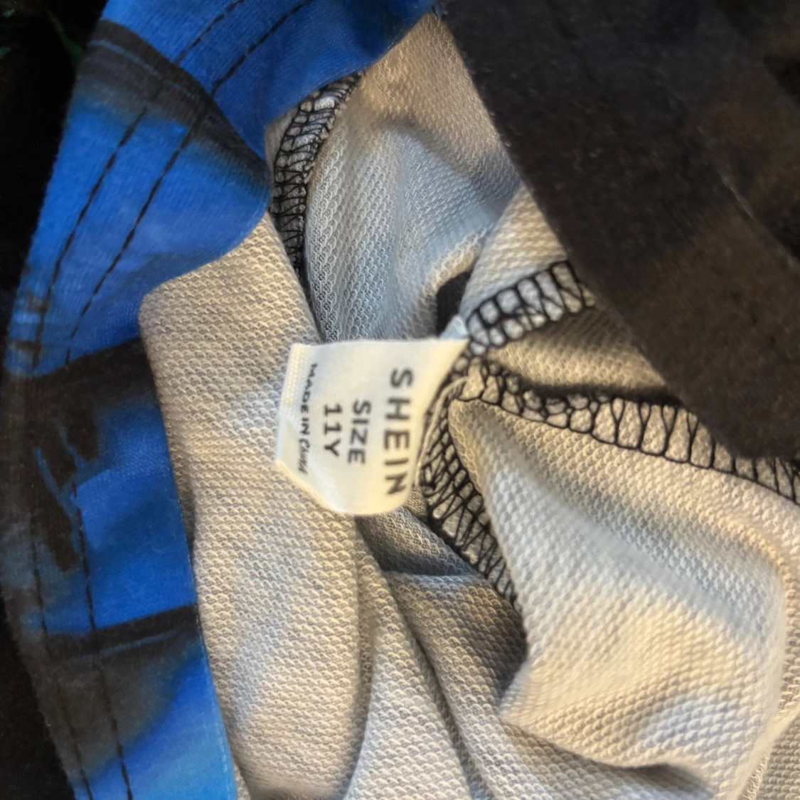 Blå hoodie med blixtmotiv från SHEIN - 2