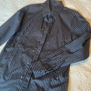 Blå och grå randig skjorta Matinique - Snygg skjorta från Matinique i storlek XL med vertikala ränder i blått och grått. Klassisk krage, långärmad och knäppning framtill med flera knappar. 