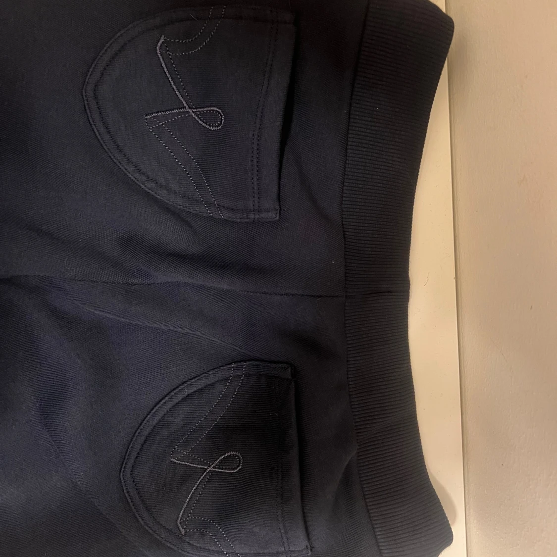 Mörkblå mjukisbyxor med snörning - 2