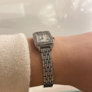 Silver klocka - Fin silver klocka som passar perfekt på min handled då jag spänt den men tror de går att lossa den lite. Har haft den ett få tal gånger inte så använd då jag har andra klockor. Man får till ett extra armband som går att spänna. Annars super elegant o passar till alla outfits💞💞💞
