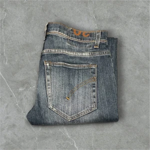 Dondup - Snygga blå jeans från Dondup i storlek 30. Priset är inte hugget i sten. Hör av dig vid frågor eller funderingar. 
