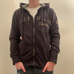 Hilfiger Denim hoodie - Modellen är 176 och väger 60 för referens. Skriv vid ytterligare frågor eller funderingar🤝
