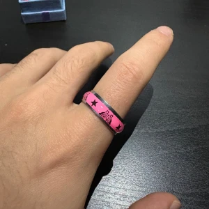 Lysande ringar  - Ringar i storlek 21 som lyser i mörkret efter att ha laddats med ljus. Finns i olika färger, och vissa ändrar färg när det blir mörkt. En stilren och unik detalj som drar blickarna till sig både dag och natt.