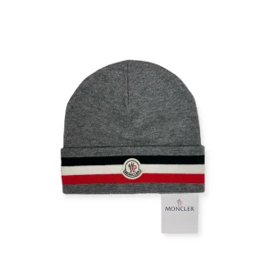 Moncler Mössa  - Helt ny mössa aldrig använd. Storlek One Size.. Kan frakta eller mötas i Haninge. Skriv gärna vid fler frågor, postar alltid inom 24h. (Alla bilder är tagna av mig)