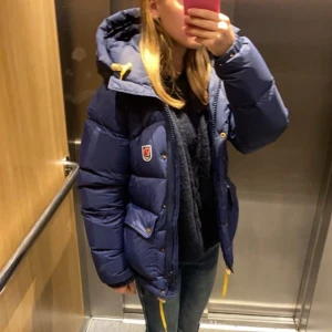 Fjällräven jacka - Säljer den mörkblåa fjällräven jackan i XXS för att jag vill köpa en annan färg, alltså är det inget fel på den. Den är inprincip i nytt skick då den inte har några defekter. Jackan är i den nyare modellen. Priset går att diskutera men hittills ligger högsta bud på 4700kr. Tryck gärna på köp nu.