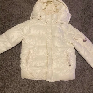 vit moncler puffer - Säljer en vit moncler jacka Nfc scan funkar och jackan passar båda s och m om du har någon förslag kan byta också skriv mig 😁👍🏻