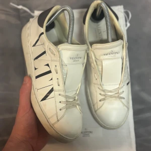Valentino ”VLTN” Skor | Size 38 Damskor - Säljer ett par sjukt fräscha valentino skor för damer | Size 38 | skick 8,5/10 | Självklart äkta | Dustbag medföljer!  ! ⭐️