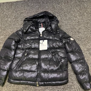 Moncler jacka  - Snygg svart dunjacka i storlek S - 1  Helt ny med både QR-kod och tagg kvar. Varm, lätt och riktigt stilren – perfekt för vintern. Först till kvarn. Priset kan diskuteras vid snabb affär, skriv vid intresse.